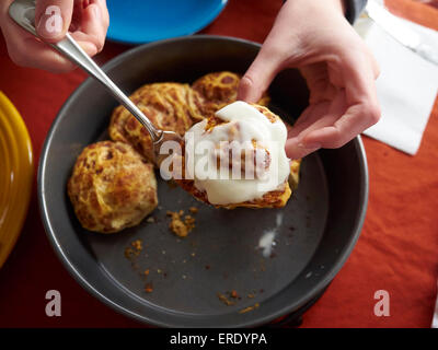 Kaukasische junge Holding Zimt Brötchen Stockfoto