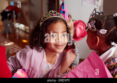 Mädchen tragen Diademe auf party Stockfoto