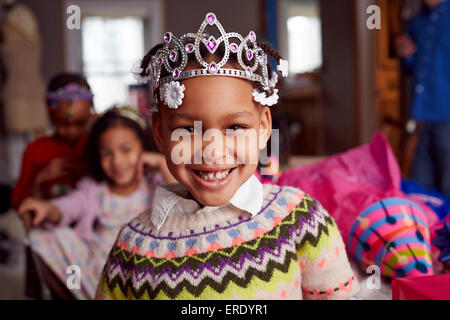 Lächelndes Mädchen trägt Tiara auf party Stockfoto