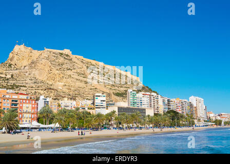 Playa del Postiguet, mit Santa Barbara Burg im Hintergrund, Alacant, Costa Blanca, Alicante, Spanien Stockfoto