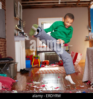 Schwarzer Junge Karate Kick im Wohnzimmer zu tun Stockfoto