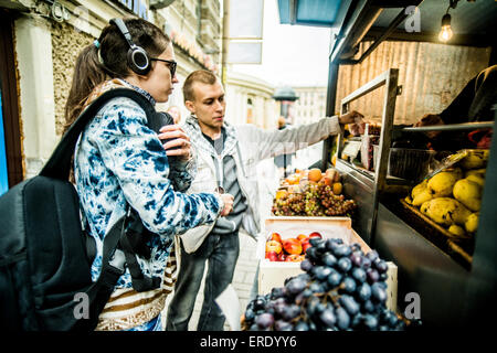 Kaukasische paar kaufen produzieren an Obst-kiosk Stockfoto