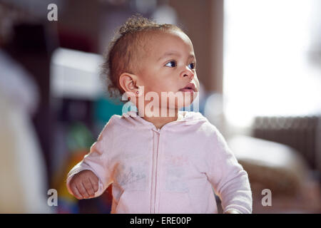 Gemischte Rassen Babymädchen wegschauen Stockfoto