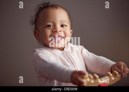 Gemischte Rassen Babymädchen lächelnd Stockfoto