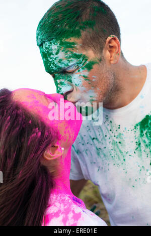 Kaukasische paar spritzte mit Farbe Pulver kissing Stockfoto