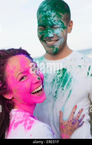 Kaukasische paar spritzte mit Farbe Puder Stockfoto