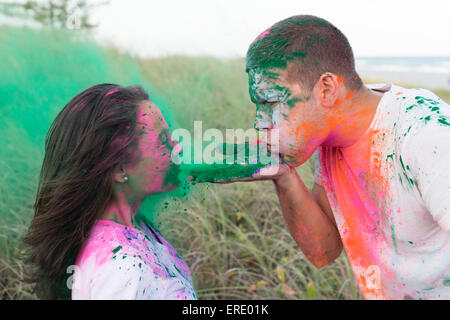 Kaukasischen Mann bläst Farbe Pulver auf Freundin Stockfoto