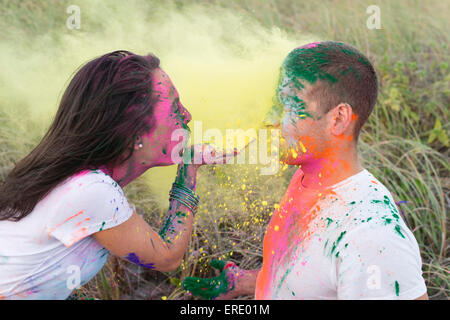 Kaukasische Frau bläst Farbe Pulver auf Freund Stockfoto