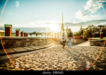 Kaukasische Touristen zu Fuß auf Kopfsteinpflaster Leningrader Straße, Leningrad, Russland Stockfoto