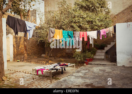 Wäsche trocknen auf der Wäscheleine im Hinterhof Stockfoto