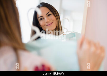 Kaukasische Frau Hemd im Spiegel zu bewundern Stockfoto