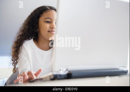 Nahaufnahme von Mischlinge Mädchen mit laptop Stockfoto