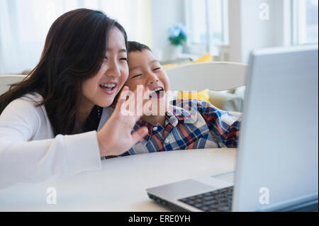 Bruder und Schwester winken Videochat auf computer Stockfoto