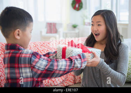 Asiatische Bruder und Schwester Weihnachten Geschenk im Wohnzimmer Stockfoto