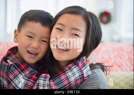 Asiatische Bruder und Schwester umarmt Stockfoto