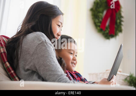 Asiatische Bruder und Schwester mit Laptop auf sofa Stockfoto