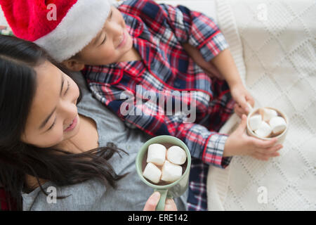 Asiatische Bruder und Schwester trinken heiße Schokolade zu Weihnachten Stockfoto