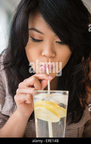 Pacific Islander Frau Zitronenwasser trinken Stockfoto