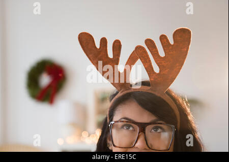 Pacific Islander Trägerin Weihnachten Rentier Hörner Stockfoto