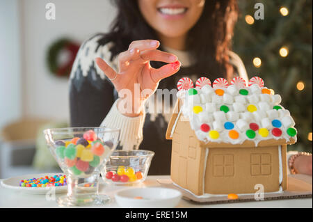 Pacific Islander Frau Lebkuchenhaus Dekoration Stockfoto