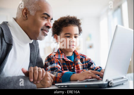 Gemischte Rassen Großvater und Enkel mit laptop Stockfoto