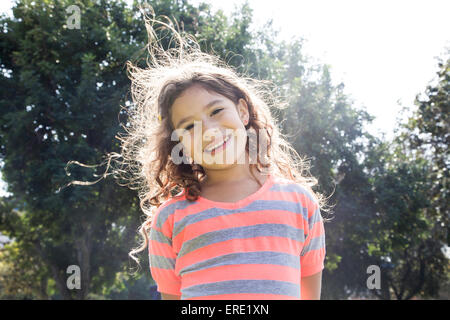 Lächelnd hispanischen Mädchen stehen im freien Stockfoto