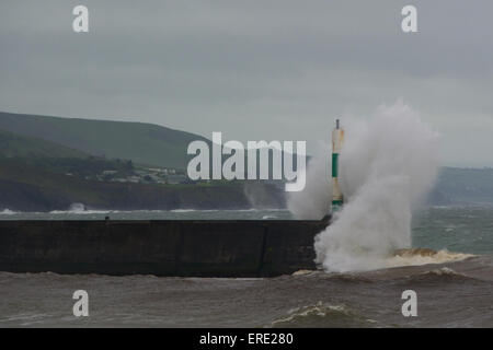 Aberystwyth, West Wales, UK. 2. Juni 2015. Keine sonniges Juni Wetter wie Stürme das Meer an der Westküste von Großbritannien Menschen Teig kämpfen, ihrem täglichen Leben zu gehen. Bildnachweis: Trebuchet Fotografie /Alamy Live-Nachrichten Stockfoto