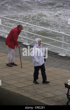 Aberystwyth, West Wales, UK. 2. Juni 2015. Keine sonniges Juni Wetter wie Stürme das Meer an der Westküste von Großbritannien Menschen Teig kämpfen, ihrem täglichen Leben zu gehen. Bildnachweis: Trebuchet Fotografie /Alamy Live-Nachrichten Stockfoto