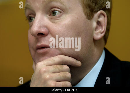 Der Führer der Liberaldemokraten, Charles Kennedy MP, anlässlich einer Pressekonferenz in Edinburgh. Kennedy wurde 1983 in das House Of Commons gewählt und diente bis verliert seinen Sitz in 2015 britische allgemeine Wahl, dienen als Führer seiner Partei aus von 1999 bis 2006. Kennedy starb in seinem Haus in Schottland am 1. Juni 2015. Stockfoto