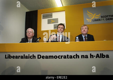 Der Führer der Liberaldemokraten, Charles Kennedy MP (rechts) mit Kollegen Michael Moore (Mitte) und Jim Wallace, anlässlich einer Pressekonferenz in Edinburgh. Kennedy wurde 1983 in das House Of Commons gewählt und diente bis verliert seinen Sitz in 2015 britische allgemeine Wahl, dienen als Führer seiner Partei aus von 1999 bis 2006. Kennedy starb in seinem Haus in Schottland am 1. Juni 2015. Stockfoto