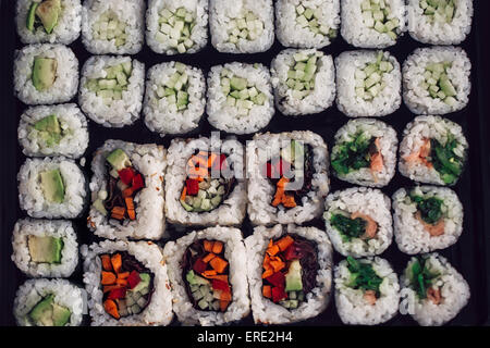 Nahaufnahme von Tablett mit Sushi-Rollen Stockfoto