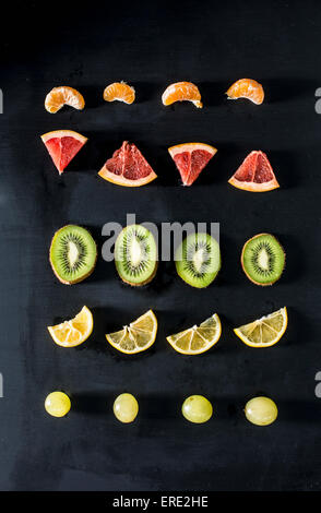 FRUCHTSCHEIBEN in Reihen angeordnet Stockfoto