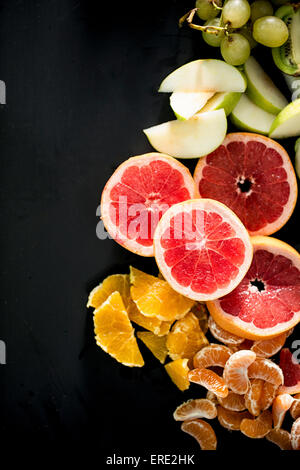 Vielzahl von geschnittenen Früchten hautnah Stockfoto