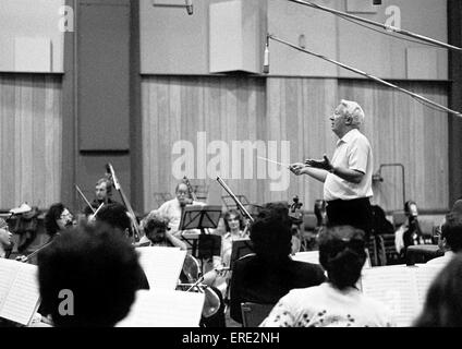 Sir Edward Heath, KG, MBE, (1916-2005) Aufnahme mit dem English Chamber Orchestra in Abbey Road Studios, London, 1977 Stockfoto