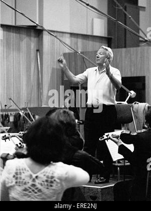 Sir Edward Heath, KG, MBE, (1916-2005) Aufnahme mit dem English Chamber Orchestra in Abbey Road Studios, London, 1977 Stockfoto