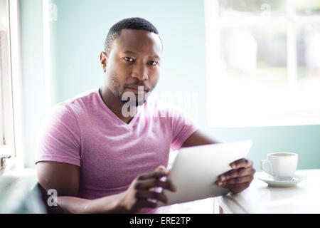 Schwarzer Mann mit digital-Tablette Stockfoto