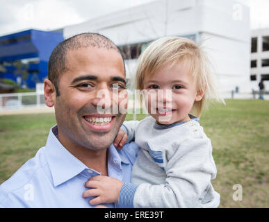 Hispanische Vater und Sohn lächelnd in Feld Stockfoto