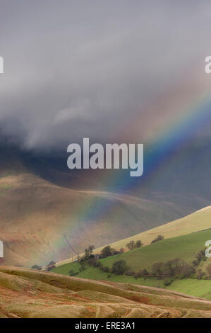 Regenbogen im Frühjahr Duschen, über Cautley Felsen in der Howgills in der Nähe von Sedbergh, Cumbria, UK. Stockfoto