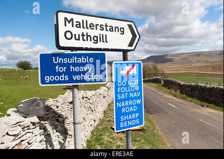 Anzeichen auf eine schmale Straße Warnung Wagen gegen folgende ihre Navi Systeme. Cumbria, UK. Stockfoto