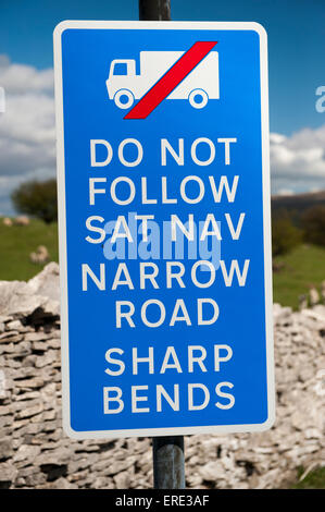 Anzeichen auf eine schmale Straße Warnung Wagen gegen folgende ihre Navi Systeme. Cumbria, UK. Stockfoto