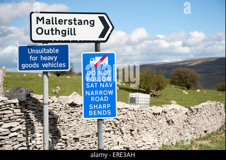 Anzeichen auf eine schmale Straße Warnung Wagen gegen folgende ihre Navi Systeme. Cumbria, UK. Stockfoto