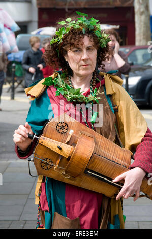 Frau spielt eine Drehleier Gurdy in ausgefallenen Kostüm, die Teilnahme an der St. Georges Day Feierlichkeiten in der Stadt-Zentrum-Marktplatz, Stockfoto