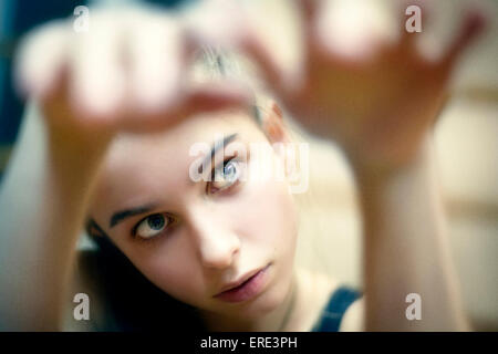 Kaukasische Mädchen untersuchen ihre Hände Stockfoto