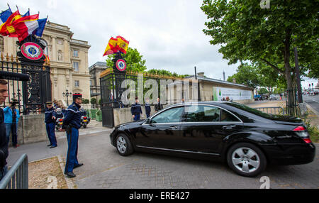 Paris, Frankreich. 2. Juni 2015. Fahrzeuge für die Delegationen der Vertreter der Koalition gegen den Terrormiliz Islamischer Staat (IS) hochziehen vor des französischen Außenministeriums in Paris, Frankreich, 2. Juni 2015. Weitere Aktionen im Irak und in Syrien sollen auf der Tagung diskutiert werden. Foto: JENS Büttner/Dpa/Alamy Live News Stockfoto