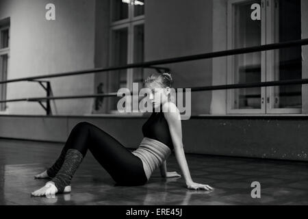Kaukasische Tänzerin auf Studioboden sitzen Stockfoto