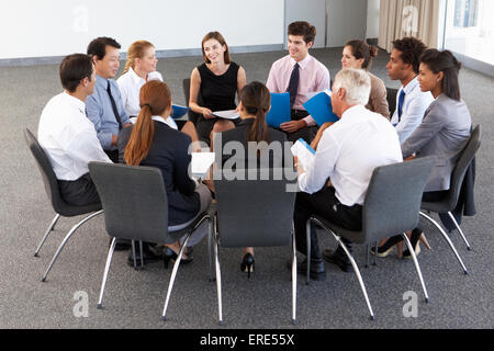 Geschäftsleute, die sitzen im Kreis auf Firmenseminar Stockfoto