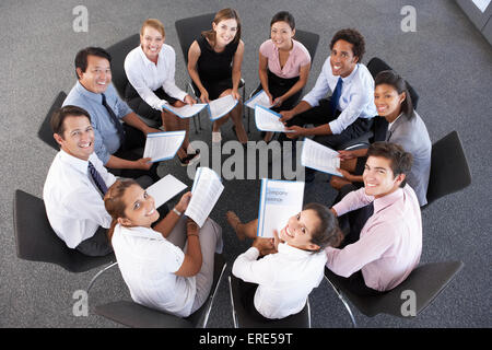 Draufsicht der Geschäftsleute sitzen im Kreis auf Firmenseminar Stockfoto