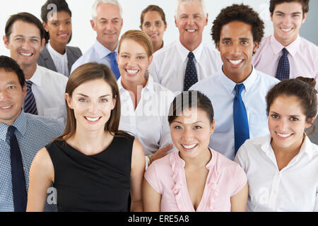 Geschäftsleute, die sitzen im Kreis auf Firmenseminar Stockfoto