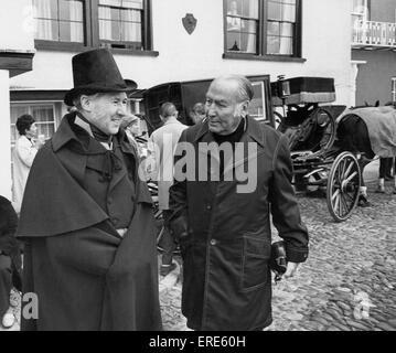 Anthony Quayle (links) Chats, der legendäre Hollywood-Produzent Hal Wallis am Set von Vermächtnis an die Nation am Dartmouth, Stockfoto