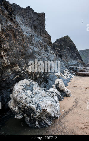 Felsen am Bedruthan Steps in North Cornwall. Stockfoto